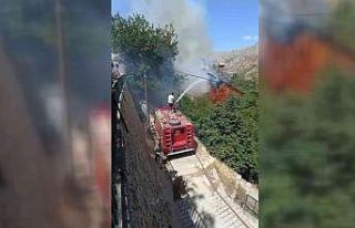 4 tarihi evin hasar gördüğü Kemaliye’de çıkan...