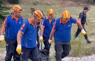 7 metrelik menfezden düşen minibüsteki 2 kişi...