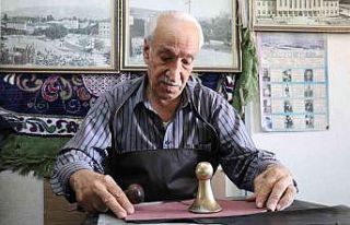 80 yaşında ilk günkü heyecanla mesleğini sürdürüyor