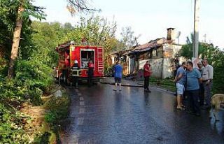 90 yaşındaki adam evinde çıkan yangında hayatını...