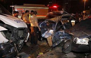 Adana’da otomobil ile servis aracı çarpıştı:...