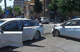Adıyaman’da iki otomobil çarpıştı: 2 yaralı