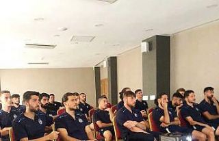 Afyonsporlu futbolculara beslenme eğitimi verildi