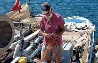 Ağlar ve tekneler tamir ediliyor, balıkçılar 1...