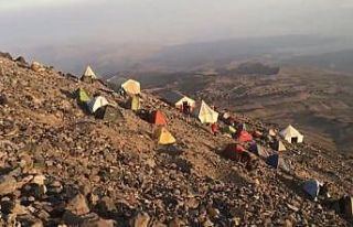 Ağrı Dağı’ndan düşen kayalar dağcıları...