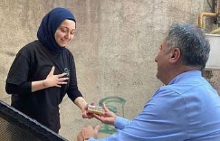 AK Parti vatandaşlara aşure dağıttı