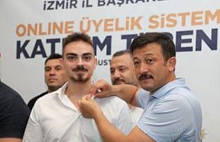 AK Parti’ye online üye olanlara rozetleri takıldı