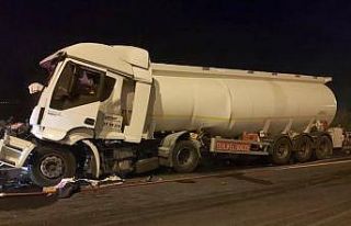 Akaryakıt tankeri tıra arkadan çarptı: 1 ölü