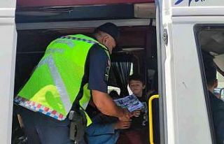 Aksaray’da trafik jandarması yolcu taşıyan araçları...