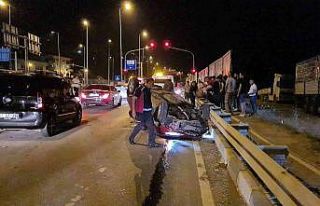 Alaplı’da elektrik direğine çarpan araç takla...