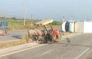 Alaşehir’de traktör ile ticari araç çarpıştı:...