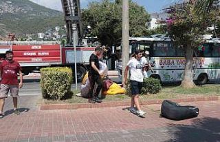 Alçak irtifa uçan paraşütçü aydınlatma direğine...