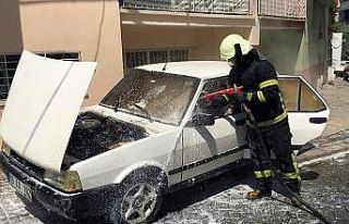 Alev alan otomobilde maddi hasar oluştu