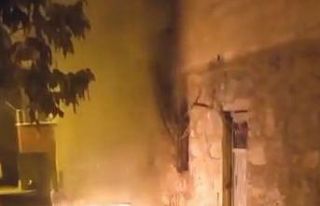 Alev topuna dönen aracı mahalle sakinleri söndürdü