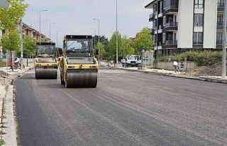 Alt yapısı tamamlanan yollar asfaltlanıyor