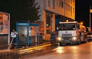 Ana cadde tazyikli suyla yıkanarak temizleniyor