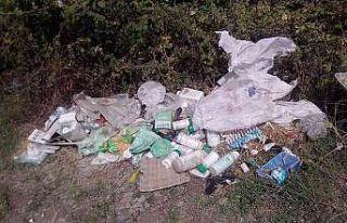 Anayolun kenarı çöplüğe döndü