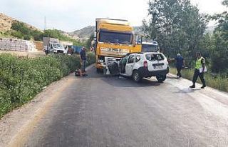 Ankara’da otomobil tırla kafa kafaya çarpıştı:...
