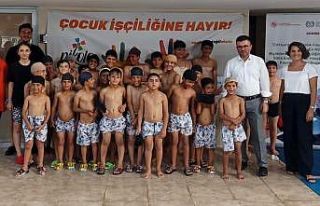 Anne babalar tarlada çocukları yüzme kursunda