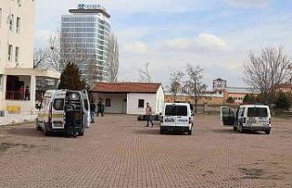 Annesini bıçaklayan eski eşinin mahkemede beraatini...