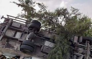 Antalya’da kamyon ile tur otobüsü çarpıştı:...