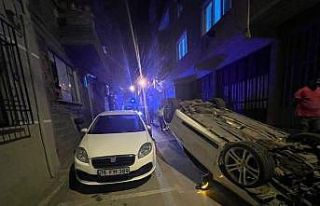 Ara sokakta hız yapan otomobil, 3 otomobile çarparak...