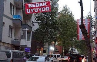 Araç gürültüsünden uyuyamayan bebeği için caddeye...