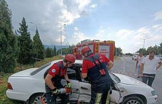 Araç içerisinde sıkışan yolcunun imdadına itfaiye...