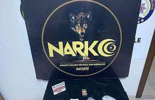 Aracıyla uyuşturucu ticareti yapan şahıs ekiplerden...
