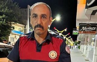 Araçta sıkışan yavru kedi itfaiye ekiplerince...