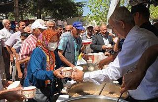 Arapgir’de vatandaşlara aşure ikramı