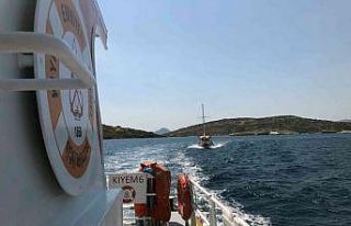 Arıza yapan 12 metrelik tekne kurtarıldı