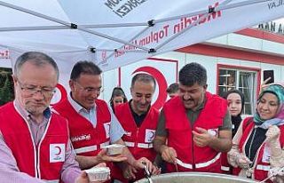 Artuklu Kızılay’ın aşure etkinliğine vatandaşlardan...