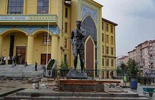 Atatürk’ün heykeli meydandaki yerinde