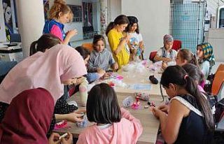 Atık malzemeler çocukların elinde süs eşyası...