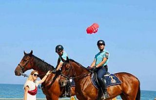 Atlı Jandarma Timi Kemer’de turistlerle buluştu