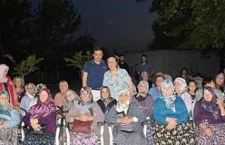 Ay ışığı altında nostaljik film izlediler