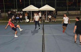 Ayak tenisi turnuvası renkli görüntülere sahne...