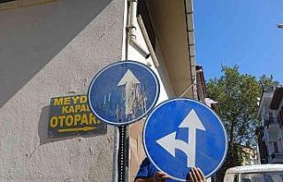 Ayvalık’ta işaret levhalarına spreyli bela