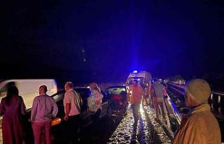 Balçıkla kaplanan yolda iki otomobil birbirine girdi:...