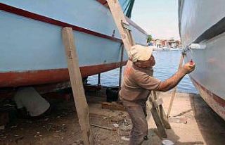 Balıkçılar yeni av sezonuna teknelerine bakım...