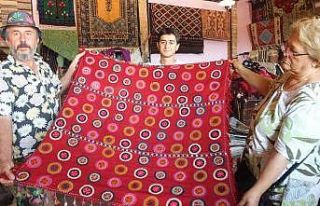 Balıkesir’de köylerden topladıkları eski halı...