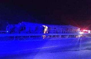 Bariyerlere çarpan tır devrildi: 2 yaralı