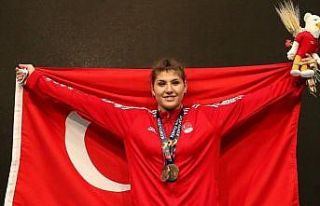 BARÜ öğrencisi Dilara Uçan, iki ayrı rekor kırarak...