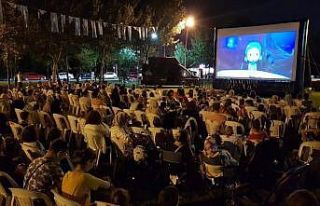 Başiskele’de çocuklar sahilde açık hava sinema...