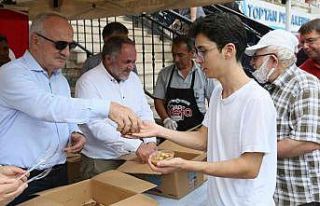 Başkan Aygün aşure dağıttı