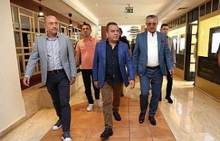 Başkan Böcek Kemer’de turizmcilerle buluştu