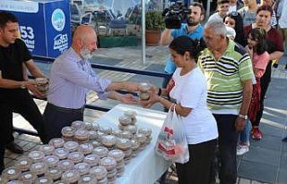 Başkan Çolakbayrakdar, vatandaşlara aşure dağıttı