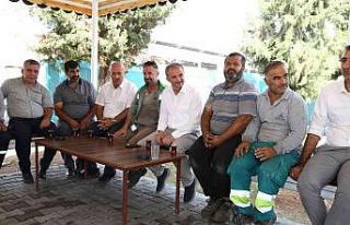 Başkan Kılınç, temizlik işleri personeliyle bir...