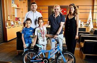 Başkan Oral’dan Türkiye ikincisi Deniz Yıldırım’a...